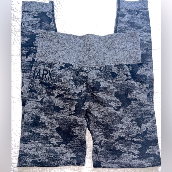 GYMSHARK ADAPT CAMO SEAMLESS LEGGINGS BLACK AND GRAY COLOR SIZE X-SMALL EUC - Picture 3 of 5